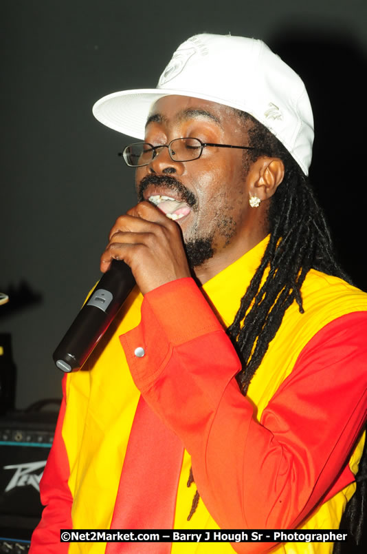 Beenie Man - Live in Concert, plus Hiyah Grade Band @ The Sunset Show @ Negril Escape Resort and Spa, Tuesday, February 3, 2009 - Live Reggae Music at Negril Escape - Tuesday Nights 6:00PM to 10:00 PM - One Love Drive, West End, Negril, Westmoreland, Jamaica W.I. - Photographs by Net2Market.com - Barry J. Hough Sr, Photographer/Photojournalist - The Negril Travel Guide - Negril's and Jamaica's Number One Concert Photography Web Site with over 40,000 Jamaican Concert photographs Published -  Negril Travel Guide, Negril Jamaica WI - http://www.negriltravelguide.com - info@negriltravelguide.com...!