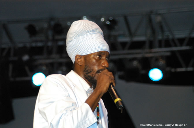 Sizzla - Red Stripe Reggae Sumfest 2005 - Dancehall Night - July 21th, 2005 - Negril Travel Guide, Negril Jamaica WI - http://www.negriltravelguide.com - info@negriltravelguide.com...!