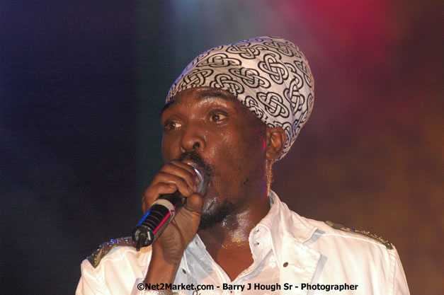 Anthony B - Explosion - Red Stripe Reggae Sumfest 2007 - Thursday, July 19, 2007 - Red Stripe Reggae Sumfest 2007 at Catherine Hall, Montego Bay, St James, Jamaica W.I. - Negril Travel Guide, Negril Jamaica WI - http://www.negriltravelguide.com - info@negriltravelguide.com...!