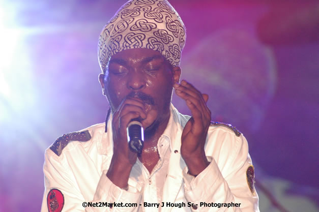 Anthony B - Explosion - Red Stripe Reggae Sumfest 2007 - Thursday, July 19, 2007 - Red Stripe Reggae Sumfest 2007 at Catherine Hall, Montego Bay, St James, Jamaica W.I. - Negril Travel Guide, Negril Jamaica WI - http://www.negriltravelguide.com - info@negriltravelguide.com...!