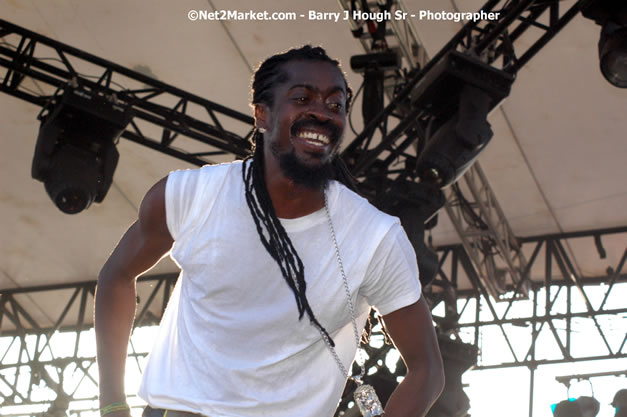 Beenie Man - Explosion - Red Stripe Reggae Sumfest 2007 - Thursday, July 19, 2007 - Red Stripe Reggae Sumfest 2007 at Catherine Hall, Montego Bay, St James, Jamaica W.I. - Negril Travel Guide, Negril Jamaica WI - http://www.negriltravelguide.com - info@negriltravelguide.com...!