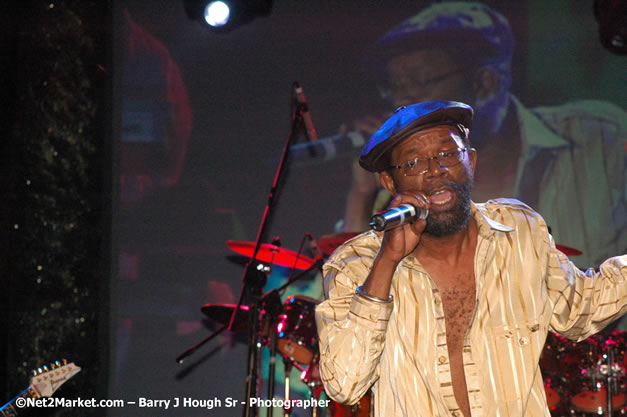 Beres Hammond - Red Stripe Reggae Sumfest 2007 - Zenith - Saturday, July 21, 2007 - Catherine Hall, Montego Bay, St James, Jamaica W.I. - Negril Travel Guide, Negril Jamaica WI - http://www.negriltravelguide.com - info@negriltravelguide.com...!