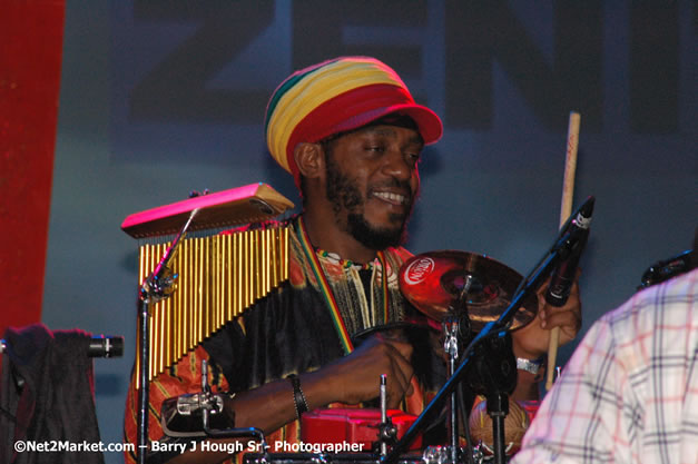 Beres Hammond - Red Stripe Reggae Sumfest 2007 - Zenith - Saturday, July 21, 2007 - Catherine Hall, Montego Bay, St James, Jamaica W.I. - Negril Travel Guide, Negril Jamaica WI - http://www.negriltravelguide.com - info@negriltravelguide.com...!