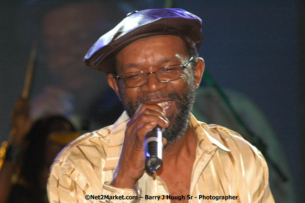 Beres Hammond - Red Stripe Reggae Sumfest 2007 - Zenith - Saturday, July 21, 2007 - Catherine Hall, Montego Bay, St James, Jamaica W.I. - Negril Travel Guide, Negril Jamaica WI - http://www.negriltravelguide.com - info@negriltravelguide.com...!