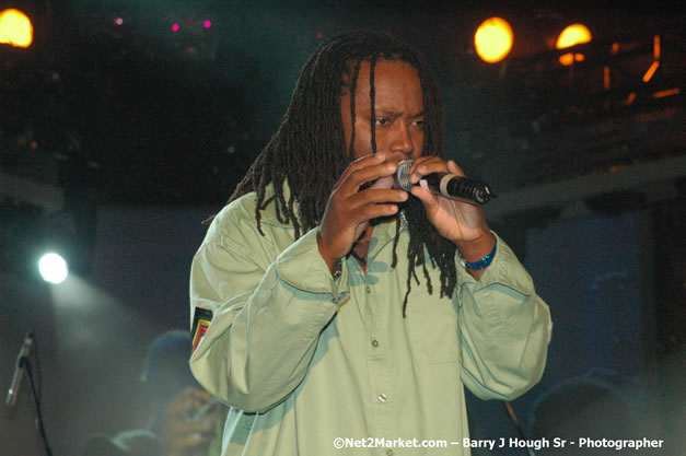 Dwayne Stephenson - Red Stripe Reggae Sumfest 2007 - Zenith - Saturday, July 21, 2007 - Catherine Hall, Montego Bay, St James, Jamaica W.I. - Negril Travel Guide, Negril Jamaica WI - http://www.negriltravelguide.com - info@negriltravelguide.com...!