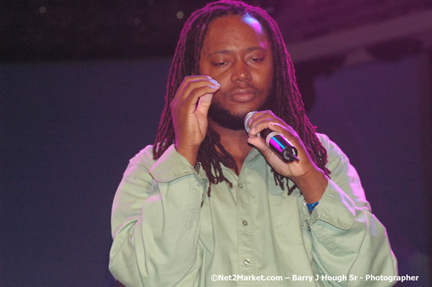 Dwayne Stephenson - Red Stripe Reggae Sumfest 2007 - Zenith - Saturday, July 21, 2007 - Catherine Hall, Montego Bay, St James, Jamaica W.I. - Negril Travel Guide, Negril Jamaica WI - http://www.negriltravelguide.com - info@negriltravelguide.com...!