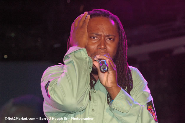 Dwayne Stephenson - Red Stripe Reggae Sumfest 2007 - Zenith - Saturday, July 21, 2007 - Catherine Hall, Montego Bay, St James, Jamaica W.I. - Negril Travel Guide, Negril Jamaica WI - http://www.negriltravelguide.com - info@negriltravelguide.com...!