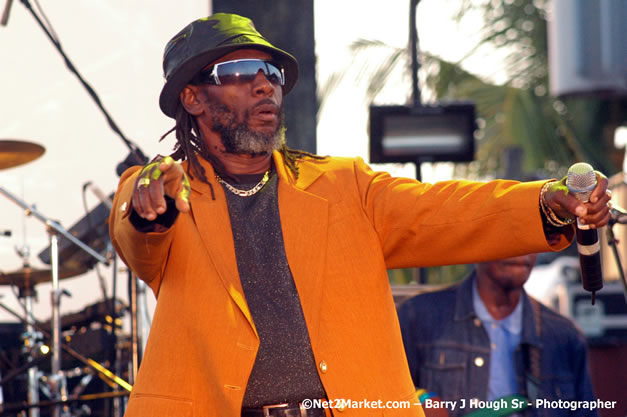 Mighty Diamonds - Red Stripe Reggae Sumfest 2007 - Zenith - Saturday, July 21, 2007 - Catherine Hall, Montego Bay, St James, Jamaica W.I. - Negril Travel Guide, Negril Jamaica WI - http://www.negriltravelguide.com - info@negriltravelguide.com...!