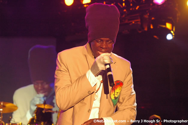 Richie Spice  - Red Stripe Reggae Sumfest 2007 - Zenith - Saturday, July 21, 2007 - Catherine Hall, Montego Bay, St James, Jamaica W.I. - Negril Travel Guide, Negril Jamaica WI - http://www.negriltravelguide.com - info@negriltravelguide.com...!