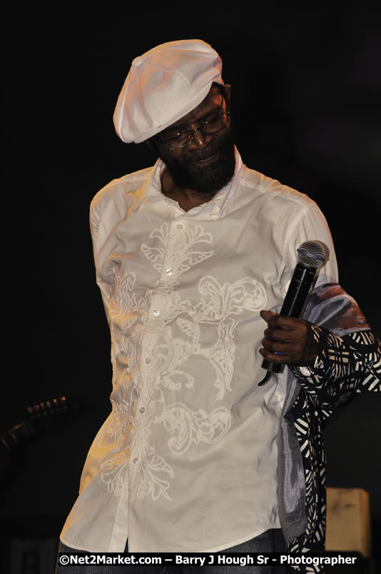 Beres Hammond @ Red Stripe Reggae Sumfest 2008 International Night 2, Catherine Hall, Montego Bay - Saturday, July 19, 2008 - Reggae Sumfest 2008 July 13 - July 19, 2008 - Photographs by Net2Market.com - Barry J. Hough Sr. Photojournalist/Photograper - Photographs taken with a Nikon D300 - Negril Travel Guide, Negril Jamaica WI - http://www.negriltravelguide.com - info@negriltravelguide.com...!