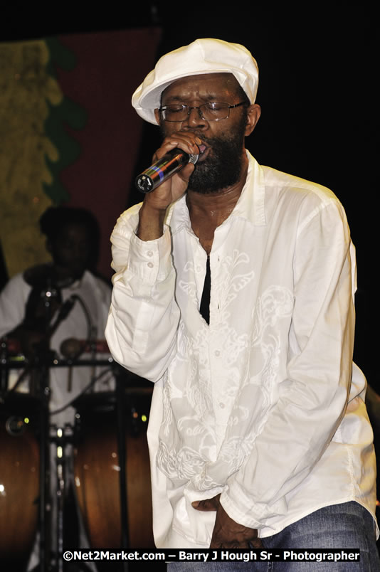 Beres Hammond @ Red Stripe Reggae Sumfest 2008 International Night 2, Catherine Hall, Montego Bay - Saturday, July 19, 2008 - Reggae Sumfest 2008 July 13 - July 19, 2008 - Photographs by Net2Market.com - Barry J. Hough Sr. Photojournalist/Photograper - Photographs taken with a Nikon D300 - Negril Travel Guide, Negril Jamaica WI - http://www.negriltravelguide.com - info@negriltravelguide.com...!