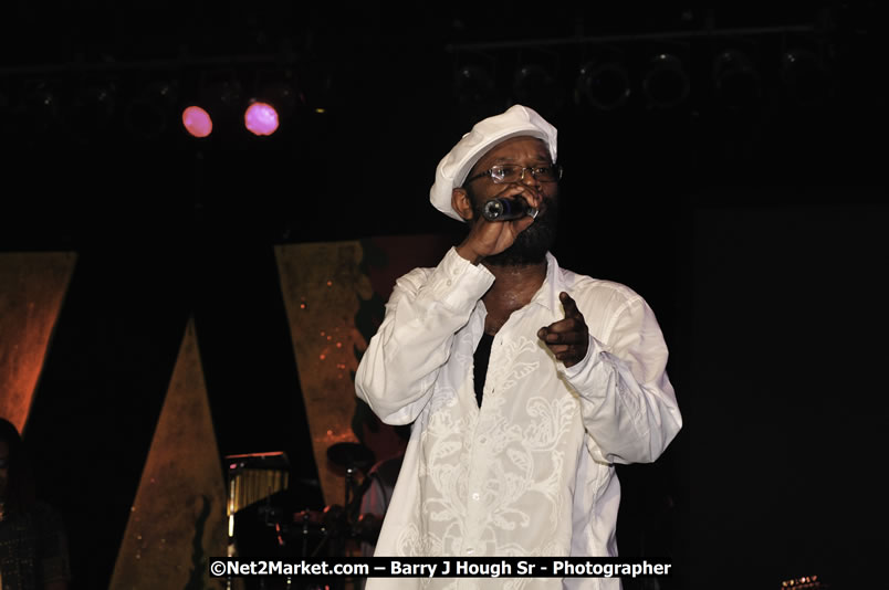 Beres Hammond @ Red Stripe Reggae Sumfest 2008 International Night 2, Catherine Hall, Montego Bay - Saturday, July 19, 2008 - Reggae Sumfest 2008 July 13 - July 19, 2008 - Photographs by Net2Market.com - Barry J. Hough Sr. Photojournalist/Photograper - Photographs taken with a Nikon D300 - Negril Travel Guide, Negril Jamaica WI - http://www.negriltravelguide.com - info@negriltravelguide.com...!