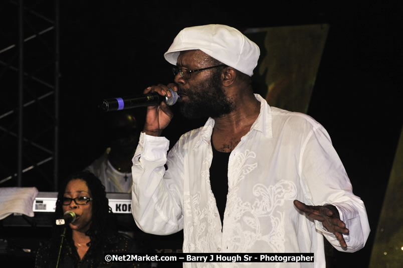 Beres Hammond @ Red Stripe Reggae Sumfest 2008 International Night 2, Catherine Hall, Montego Bay - Saturday, July 19, 2008 - Reggae Sumfest 2008 July 13 - July 19, 2008 - Photographs by Net2Market.com - Barry J. Hough Sr. Photojournalist/Photograper - Photographs taken with a Nikon D300 - Negril Travel Guide, Negril Jamaica WI - http://www.negriltravelguide.com - info@negriltravelguide.com...!