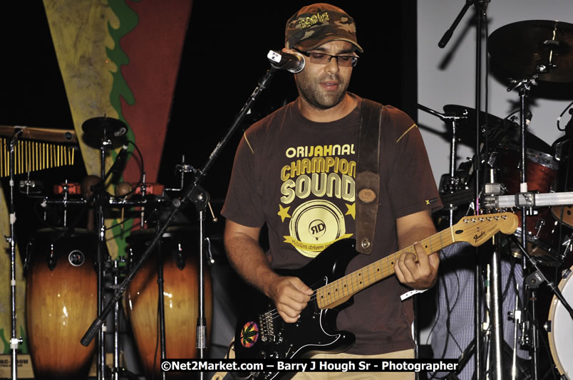 Rootz Underground @ Red Stripe Reggae Sumfest 2008 International Night 2, Catherine Hall, Montego Bay - Saturday, July 19, 2008 - Reggae Sumfest 2008 July 13 - July 19, 2008 - Photographs by Net2Market.com - Barry J. Hough Sr. Photojournalist/Photograper - Photographs taken with a Nikon D300 - Negril Travel Guide, Negril Jamaica WI - http://www.negriltravelguide.com - info@negriltravelguide.com...!