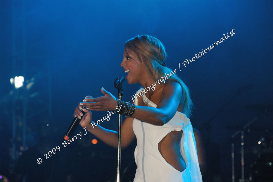 Toni Braxton @ Reggae Sumfest 2009 - International Night 2 - Reggae Sumfest 2009,Catherine Hall, Montego Bay, St. James, Jamaica W.I. - Saturday, July 25, 2009 - Reggae Sumfest 2009, July 19 - 25, 2009 - Photographs by Net2Market.com - Barry J. Hough Sr. Photojournalist/Photograper - Photographs taken with a Nikon D70, D100, or D300 - Negril Travel Guide, Negril Jamaica WI - http://www.negriltravelguide.com - info@negriltravelguide.com...!