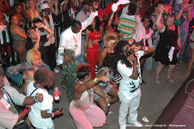 Beenie Man - Red Stripe Reggae Sumfest 2006 - Stormfront - The Blazing Dance Hall Night - Thursday, July 20, 2006 - Catherine Hall Venue - Montego Bay, Jamaica - Negril Travel Guide, Negril Jamaica WI - http://www.negriltravelguide.com - info@negriltravelguide.com...!