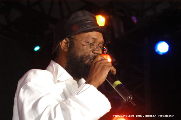 Beres Hammond - Red Stripe Reggae Sumfest 2006 - The Summit - Jamaica's Greatest, The World's Best - Saturday, July 22, 2006 - Montego Bay, Jamaica - Negril Travel Guide, Negril Jamaica WI - http://www.negriltravelguide.com - info@negriltravelguide.com...!