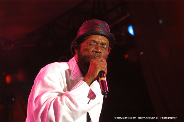 Beres Hammond - Red Stripe Reggae Sumfest 2006 - The Summit - Jamaica's Greatest, The World's Best - Saturday, July 22, 2006 - Montego Bay, Jamaica - Negril Travel Guide, Negril Jamaica WI - http://www.negriltravelguide.com - info@negriltravelguide.com...!