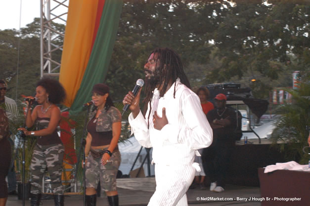 Buju Banton - Red Stripe Reggae Sumfest 2006 - The Summit - Jamaica's Greatest, The World's Best - Saturday, July 22, 2006 - Montego Bay, Jamaica - Negril Travel Guide, Negril Jamaica WI - http://www.negriltravelguide.com - info@negriltravelguide.com...!