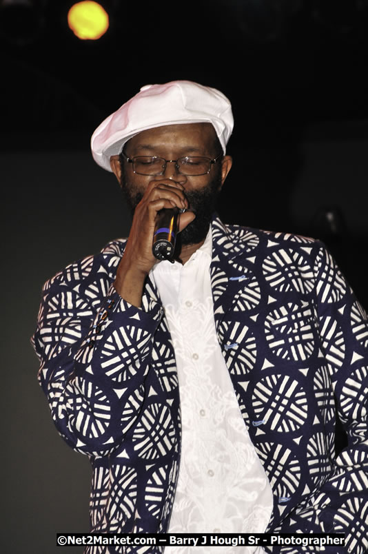 Beres Hammond @ Reggae Sumfest 2008 International Night 2, Catherine Hall, Montego Bay - Saturday, July 19, 2008 - Reggae Sumfest 2008 July 13 - July 19, 2008 - Photographs by Net2Market.com - Barry J. Hough Sr. Photojournalist/Photograper - Photographs taken with a Nikon D300 - Negril Travel Guide, Negril Jamaica WI - http://www.negriltravelguide.com - info@negriltravelguide.com...!