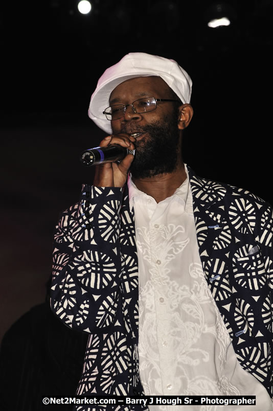 Beres Hammond @ Reggae Sumfest 2008 International Night 2, Catherine Hall, Montego Bay - Saturday, July 19, 2008 - Reggae Sumfest 2008 July 13 - July 19, 2008 - Photographs by Net2Market.com - Barry J. Hough Sr. Photojournalist/Photograper - Photographs taken with a Nikon D300 - Negril Travel Guide, Negril Jamaica WI - http://www.negriltravelguide.com - info@negriltravelguide.com...!