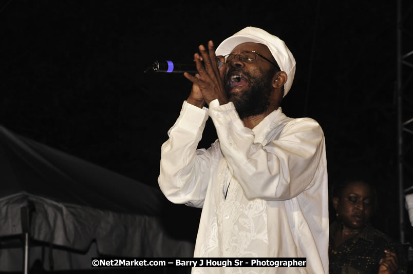 Beres Hammond @ Reggae Sumfest 2008 International Night 2, Catherine Hall, Montego Bay - Saturday, July 19, 2008 - Reggae Sumfest 2008 July 13 - July 19, 2008 - Photographs by Net2Market.com - Barry J. Hough Sr. Photojournalist/Photograper - Photographs taken with a Nikon D300 - Negril Travel Guide, Negril Jamaica WI - http://www.negriltravelguide.com - info@negriltravelguide.com...!