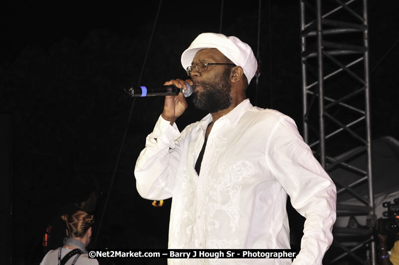 Beres Hammond @ Reggae Sumfest 2008 International Night 2, Catherine Hall, Montego Bay - Saturday, July 19, 2008 - Reggae Sumfest 2008 July 13 - July 19, 2008 - Photographs by Net2Market.com - Barry J. Hough Sr. Photojournalist/Photograper - Photographs taken with a Nikon D300 - Negril Travel Guide, Negril Jamaica WI - http://www.negriltravelguide.com - info@negriltravelguide.com...!