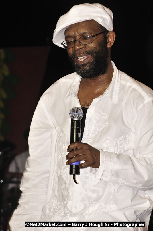 Beres Hammond @ Reggae Sumfest 2008 International Night 2, Catherine Hall, Montego Bay - Saturday, July 19, 2008 - Reggae Sumfest 2008 July 13 - July 19, 2008 - Photographs by Net2Market.com - Barry J. Hough Sr. Photojournalist/Photograper - Photographs taken with a Nikon D300 - Negril Travel Guide, Negril Jamaica WI - http://www.negriltravelguide.com - info@negriltravelguide.com...!