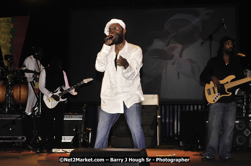 Beres Hammond @ Reggae Sumfest 2008 International Night 2, Catherine Hall, Montego Bay - Saturday, July 19, 2008 - Reggae Sumfest 2008 July 13 - July 19, 2008 - Photographs by Net2Market.com - Barry J. Hough Sr. Photojournalist/Photograper - Photographs taken with a Nikon D300 - Negril Travel Guide, Negril Jamaica WI - http://www.negriltravelguide.com - info@negriltravelguide.com...!