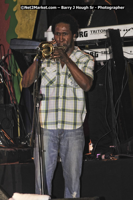 Beres Hammond @ Reggae Sumfest 2008 International Night 2, Catherine Hall, Montego Bay - Saturday, July 19, 2008 - Reggae Sumfest 2008 July 13 - July 19, 2008 - Photographs by Net2Market.com - Barry J. Hough Sr. Photojournalist/Photograper - Photographs taken with a Nikon D300 - Negril Travel Guide, Negril Jamaica WI - http://www.negriltravelguide.com - info@negriltravelguide.com...!