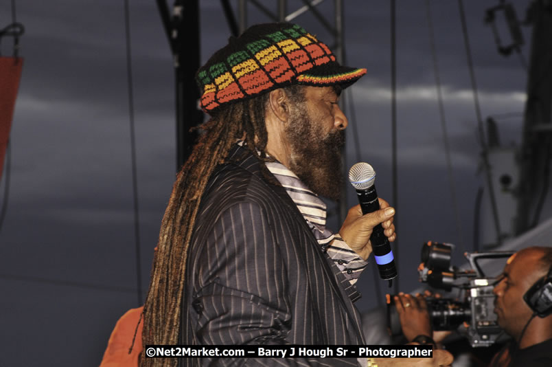 John Holt @ Reggae Sumfest 2008 International Night 2, Catherine Hall, Montego Bay - Saturday, July 19, 2008 - Reggae Sumfest 2008 July 13 - July 19, 2008 - Photographs by Net2Market.com - Barry J. Hough Sr. Photojournalist/Photograper - Photographs taken with a Nikon D300 - Negril Travel Guide, Negril Jamaica WI - http://www.negriltravelguide.com - info@negriltravelguide.com...!