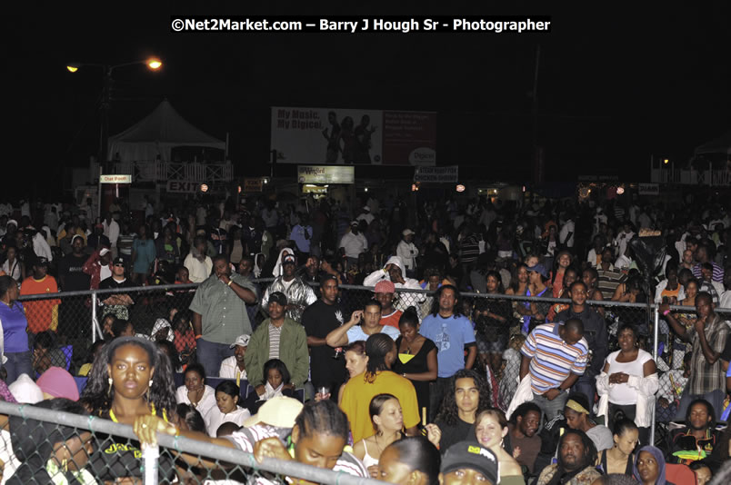 T - Pain @ Reggae Sumfest 2008 International Night 2, Catherine Hall, Montego Bay - Saturday, July 19, 2008 - Reggae Sumfest 2008 July 13 - July 19, 2008 - Photographs by Net2Market.com - Barry J. Hough Sr. Photojournalist/Photograper - Photographs taken with a Nikon D300 - Negril Travel Guide, Negril Jamaica WI - http://www.negriltravelguide.com - info@negriltravelguide.com...!