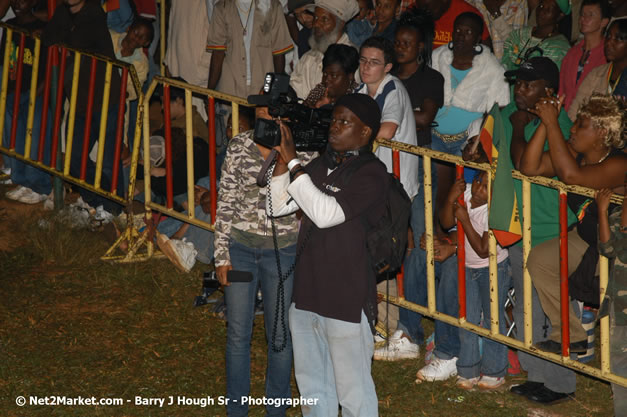 Venue and Audience - Smile Jamaica, Nine Miles, St Anns, Jamaica - Saturday, February 10, 2007 - The Smile Jamaica Concert, a symbolic homecoming in Bob Marley's birthplace of Nine Miles - Negril Travel Guide, Negril Jamaica WI - http://www.negriltravelguide.com - info@negriltravelguide.com...!