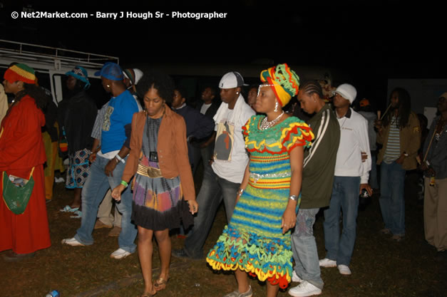 Venue and Audience - Smile Jamaica, Nine Miles, St Anns, Jamaica - Saturday, February 10, 2007 - The Smile Jamaica Concert, a symbolic homecoming in Bob Marley's birthplace of Nine Miles - Negril Travel Guide, Negril Jamaica WI - http://www.negriltravelguide.com - info@negriltravelguide.com...!