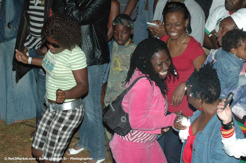 Venue and Audience - Smile Jamaica, Nine Miles, St Anns, Jamaica - Saturday, February 10, 2007 - The Smile Jamaica Concert, a symbolic homecoming in Bob Marley's birthplace of Nine Miles - Negril Travel Guide, Negril Jamaica WI - http://www.negriltravelguide.com - info@negriltravelguide.com...!