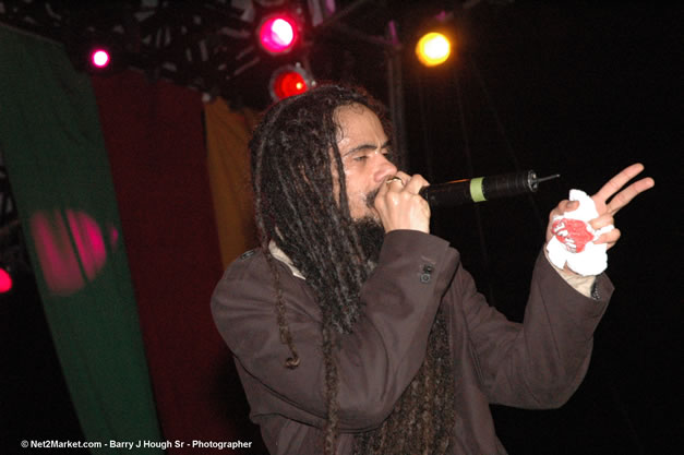 Damian Marley - Red Stripe Reggae Sumfest 2006 - The Summit - Jamaica's Greatest, The World's Best - Saturday, July 22, 2006 - Montego Bay, Jamaica - Negril Travel Guide, Negril Jamaica WI - http://www.negriltravelguide.com - info@negriltravelguide.com...!