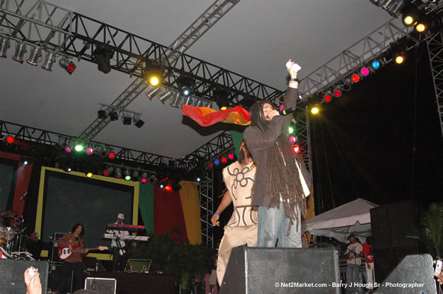 Damian Marley - Red Stripe Reggae Sumfest 2006 - The Summit - Jamaica's Greatest, The World's Best - Saturday, July 22, 2006 - Montego Bay, Jamaica - Negril Travel Guide, Negril Jamaica WI - http://www.negriltravelguide.com - info@negriltravelguide.com...!