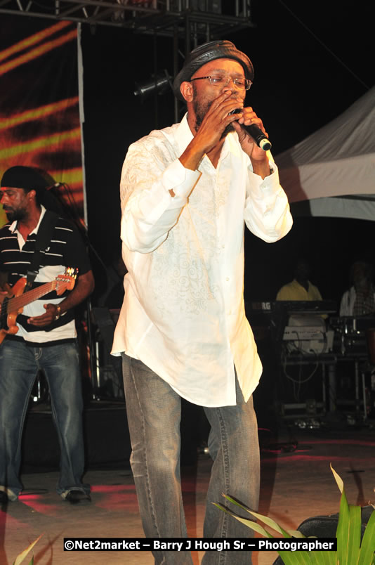 Beres Hammond @ Unite The People An International Reggae Fest, Featuring: Beres Hammond, Coco T, Queen Ifrica, Khalil, Cameal Davis, Iley Dread, Rochelle, Geoffrey Star, Ras Penco, Kool DeLoy, Otis Gayle, J.McKay, Tiney Winey, Venue at Norman Manley Boulevard, Negril, Westmoreland, Jamaica - Saturday, April 4, 2009 - Photographs by Net2Market.com - Barry J. Hough Sr, Photographer/Photojournalist - Negril Travel Guide, Negril Jamaica WI - http://www.negriltravelguide.com - info@negriltravelguide.com...!