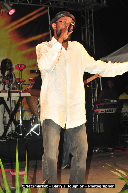 Beres Hammond @ Unite The People An International Reggae Fest, Featuring: Beres Hammond, Coco T, Queen Ifrica, Khalil, Cameal Davis, Iley Dread, Rochelle, Geoffrey Star, Ras Penco, Kool DeLoy, Otis Gayle, J.McKay, Tiney Winey, Venue at Norman Manley Boulevard, Negril, Westmoreland, Jamaica - Saturday, April 4, 2009 - Photographs by Net2Market.com - Barry J. Hough Sr, Photographer/Photojournalist - Negril Travel Guide, Negril Jamaica WI - http://www.negriltravelguide.com - info@negriltravelguide.com...!