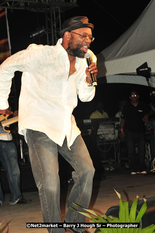 Beres Hammond @ Unite The People An International Reggae Fest, Featuring: Beres Hammond, Coco T, Queen Ifrica, Khalil, Cameal Davis, Iley Dread, Rochelle, Geoffrey Star, Ras Penco, Kool DeLoy, Otis Gayle, J.McKay, Tiney Winey, Venue at Norman Manley Boulevard, Negril, Westmoreland, Jamaica - Saturday, April 4, 2009 - Photographs by Net2Market.com - Barry J. Hough Sr, Photographer/Photojournalist - Negril Travel Guide, Negril Jamaica WI - http://www.negriltravelguide.com - info@negriltravelguide.com...!